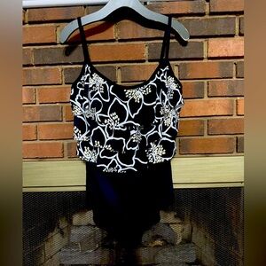 #4) New never worn. Stylish Black and White & gold ruffle swimsuit size Talla